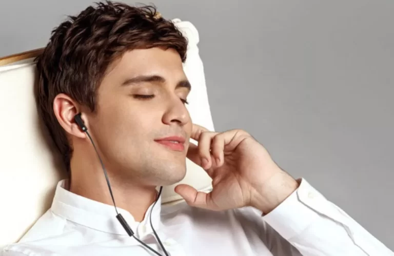 Ketahuilah Bahayanya Menggunakan Earphone Atau Headset Terlalu Lama