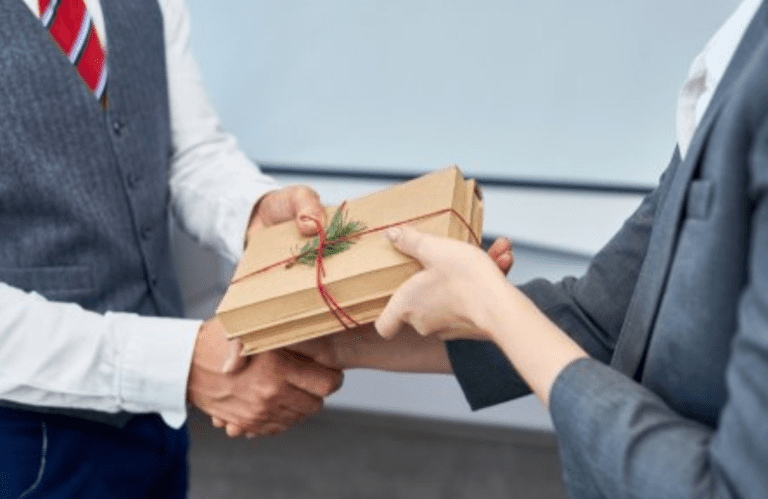 5 Tips Memberikan Hadiah Kepada Bos yang Perlu Kalian Pertimbangkan