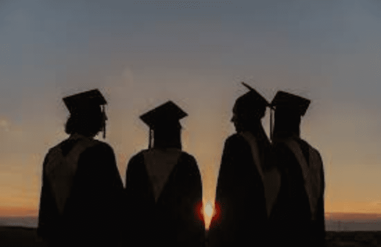 Definisi, Penyebab, dan Cara Menghadapi Post Graduation Blues 