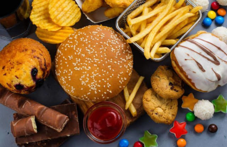 Pekerja Harus Mewaspadai 8 Bahaya Junk Food Ini 