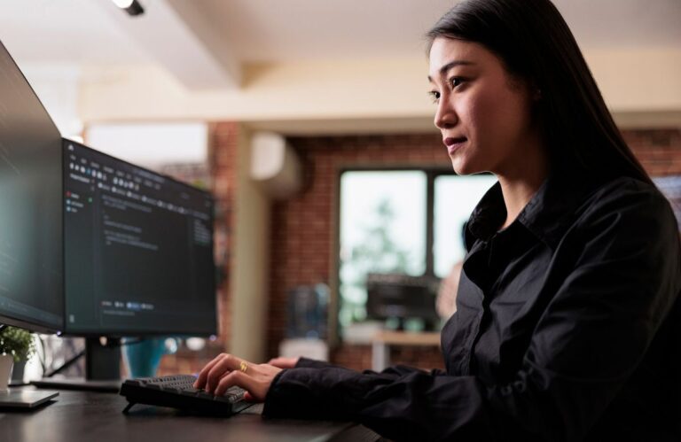 Database Administrator: Pengertian, Tugas, Skill, Prospek Karier hingga 3 Kelebihan dan kekurangannya