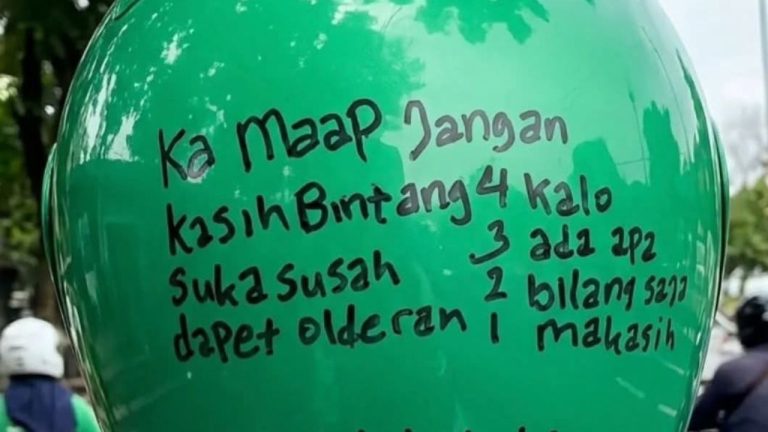 Tulisan di Helm Abang Driver ini adalah Gambaran Betapa Kerasnya Pekerjaan Jalanan