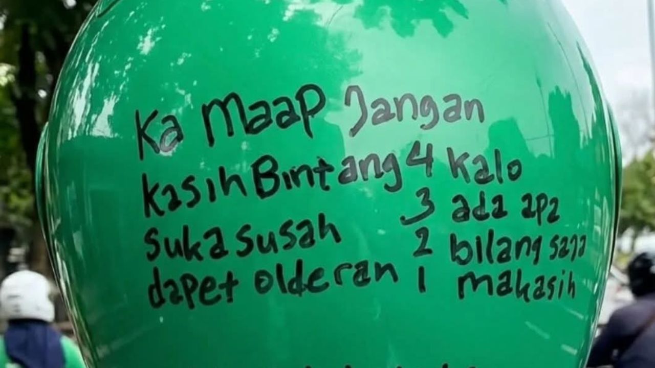 Tulisan di Helm Abang Driver ini adalah Gambaran Betapa Kerasnya Pekerjaan Jalanan